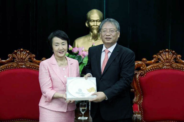 Phó Chủ tịch UBND thành phố Nguyễn Ngọc Tuấn (bên phải) tiếp bà Fumiko Hayashi, Thị trưởng thành phố Yokohama (Nhật Bản). Ảnh: QUỐC KHẢI