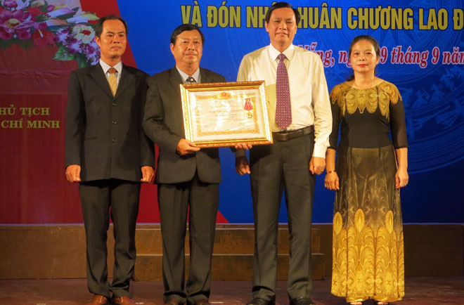 Phó Chủ tịch UBND thành phố Trần Văn Miên trao Huân chương lao động hạng Nhất của Bộ VHTTDL cho lãnh đạo Nhà hát Nguyễn Hiển Dĩnh.