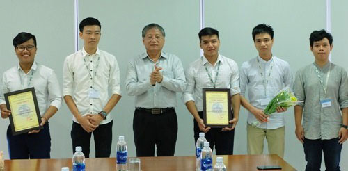 Phó Chủ tịch UBND thành phố Nguyễn Ngọc Tuấn trao thưởng cho 2 nhóm tác giả đạt giải Nhất tại Cuộc thi 