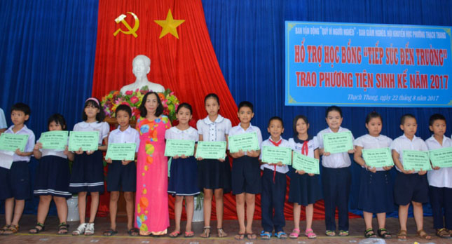 Trao học bổng “Tiếp sức đến trường” năm 2017 cho học sinh nghèo ở phường Thạch Thang (quận Hải Châu).