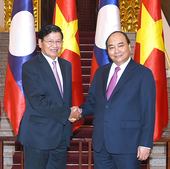 Thủ tướng Chính phủ Nguyễn Xuân Phúc (phải) đón tiếp Thủ tướng Lào Thongloun Sisoulith. Ảnh: VGP