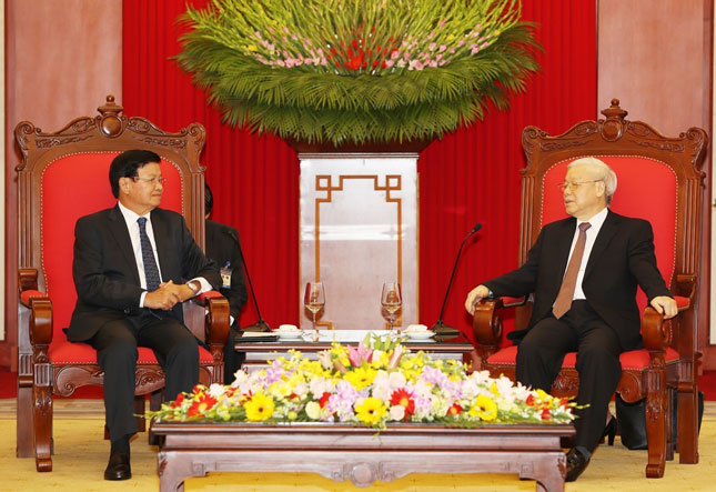 Tổng Bí thư Nguyễn Phú Trọng tiếp Thủ tướng nước Cộng hòa Dân chủ Nhân dân Lào Thongloun Sisoulith thăm Việt Nam. 		           Ảnh: TTXVN