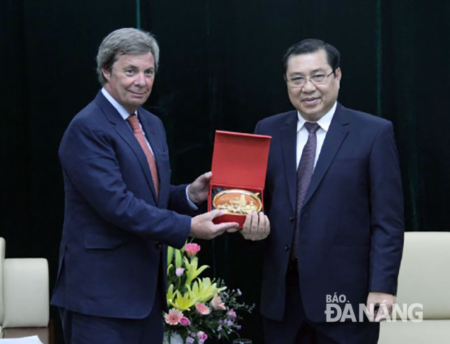 Chủ tịch UBND thành phố Huỳnh Đức Thơ (bên phải) tiếp Đại sứ Argentina Juan Carlos Valle Raleigh tại Việt Nam.      Ảnh: QUỐC KHẢI