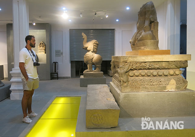 An foreigner viewing exhibits on display at Museum of Cham Sculptures