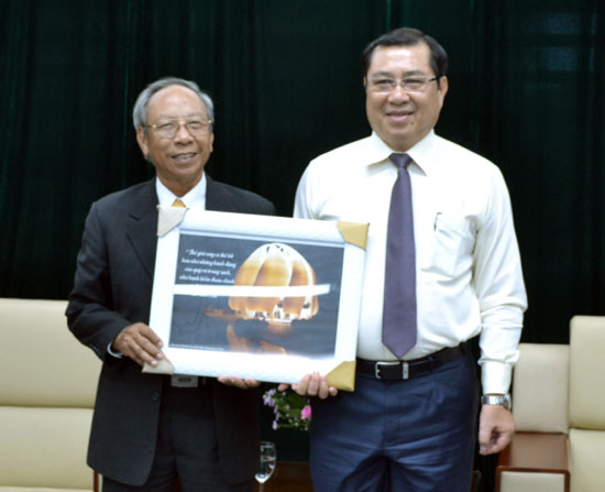Chủ tịch UBND thành phố Huỳnh Đức Thơ (phải) và Chủ tịch Hội đồng tinh thần tôn giáo Baha’i Việt Nam Nguyễn Thức. 				           Ảnh: ĐOÀN LƯƠNG