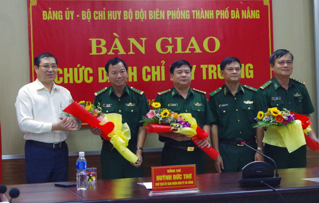 Chủ tịch UBND thành phố Huỳnh Đức Thơ (bìa trái) và Thiếu tướng Nguyễn Văn Nam, Phó Tư lệnh, Tham mưu trưởng Bộ đội Biên phòng (thứ hai, từ phải sang) tặng hoa chúc mừng các đồng chí được bổ nhiệm.