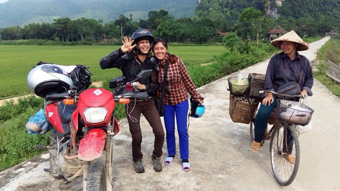 On the road again: Anemi Wick makes new friends as she takes to the back roads.— Photos courtesy of Anemi Wick Read more at http://vietnamnews.vn/life-style/395023/swiss-writer-falls-in-love-with-the-back-streets.html#h60JkmgrtbPUyxk5.99