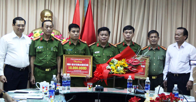 Chủ tịch UBND thành phố Đà Nẵng Huỳnh Đức Thơ (ngoài cùng bên trái) thưởng nóng cho lực lượng Công an quận Hải Châu và lực lượng Cảnh sát điều tra về tội phạm ma túy của Cục C47, Bộ Công an vì thành tích bắt giữ đối tượng vận chuyển trái phép lượng ma túy “khủng”.