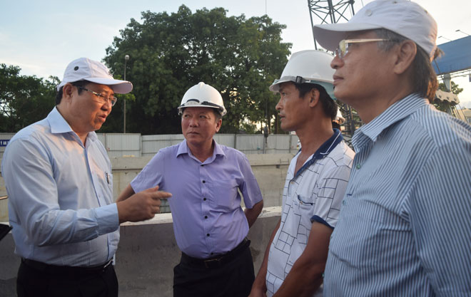 Chủ tịch UBND thành phố Huỳnh Đức Thơ chỉ đạo hạn tại công trình nút giao thông Điện Biên Phủ-Nguyễn Tri Phương. Ảnh: TRIỆU TÙNG