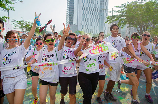 Niềm vui của người dân và du khách khi hòa mình vào những sự kiện lớn của thành phố.  Trong ảnh: Các bạn trẻ tham gia cuộc thi Đường chạy sắc màu (Color Me Run). 