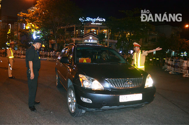 Lực lượng CSGT Công an thành phố sẽ nỗ lực phối hợp với các lực lượng khác bảo vệ an toàn tuyệt đối cho Tuần lễ Cấp cao APEC. Trong ảnh: Hướng dẫn cho du khách đậu, đỗ xe trong đêm diễn ra lễ hội pháo hoa quốc tế.