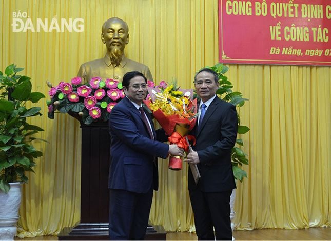 Ủy viên Bộ Chính trị, Bí thư Trung ương Đảng, Trưởng ban Tổ chức Trung ương Phạm Minh Chính (bên trái) trao quyết định cho đồng chí Trương Quang Nghĩa. Ảnh: VIỆT DŨNG