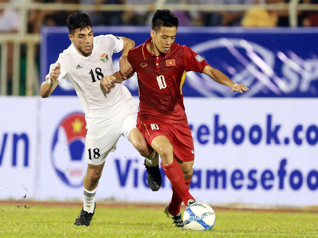 Với những lợi thế và trình độ hơn hẳn, người hâm mộ chờ đợi Văn Quyết (áo đỏ) và đội tuyển Việt Nam sẽ gặt hái được chiến thắng ở trận tái đấu Campuchia vào tối nay (10-10). Ảnh: NGUYÊN HUY