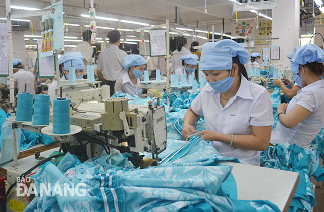 Ngành dệt may đóng góp tích cực vào tăng trưởng và xuất khẩu của Đà Nẵng, do đơn đặt hàng sản xuất cung ứng thị trường trong nước và nước ngoài kéo dài cả năm. 											                    Ảnh: VIỆT DŨNG