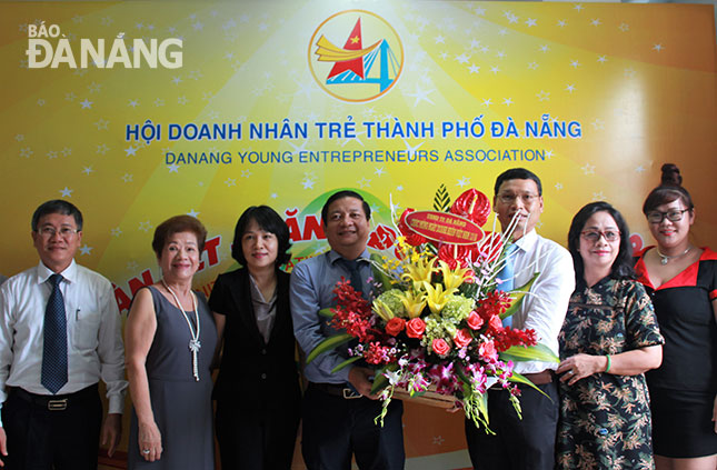 Phó Chủ tịch UBND thành phố Hồ Kỳ Minh (thứ ba, từ phải sang) chúc mừng Hội Doanh nhân trẻ Đà Nẵng nhân Ngày Doanh nhân Việt Nam 13-10. Ảnh: KHANG NINH