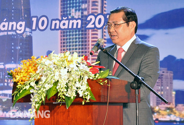 Chủ tịch UBND thành phố Huỳnh Đức Thơ phát biểu chào mừng cộng đồng doanh nhân, doanh nghiệp nhân Ngày Doanh nhân Việt Nam 13-10. Ảnh: KHÁNH HÒA