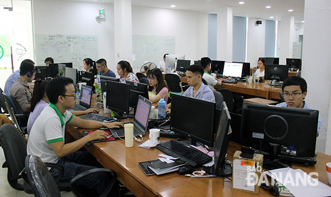 Nhiều doanh nhân trẻ Đà Nẵng ý thức rất rõ và kiên trì mục tiêu xây dựng thương hiệu cho doanh nghiệp mình trên thương trường trong và ngoài nước. (Ảnh chụp tại Công ty Tư vấn giải pháp CNTT Toàn Cầu Xanh).