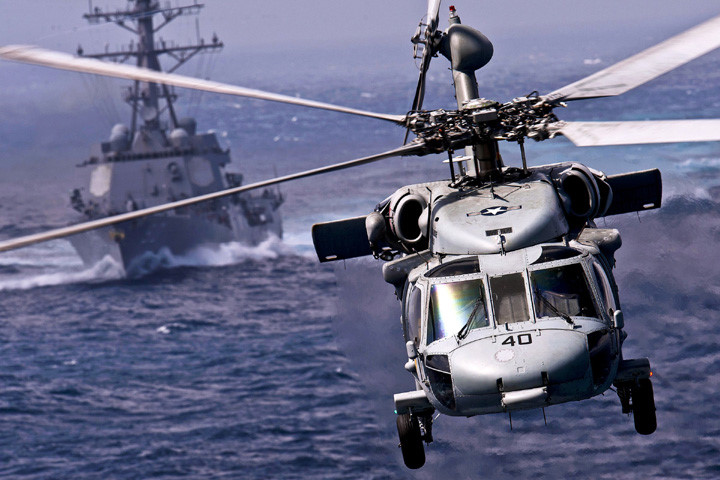 Một trực thăng MH-60S Knight Hawk bay qua chiến hạm USS Chafee (DDG 90) vào ngày 2/1/2012. Ảnh: Business insider.