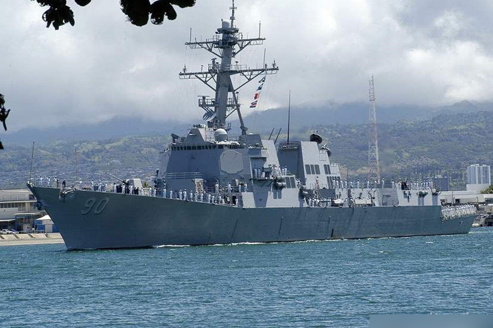 Chafee neo đậu ở Trân Châu Cảng, Hawaii, vào tháng 7/2006 sau khi tham gia cuộc tập trận RIMPAC. Ảnh: Navysite.