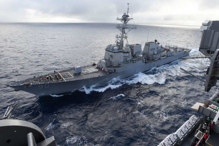 Chiến hạm Chafee áp sát mạn tàu sân bay USS Nimitz. Ảnh: Hanford sentinel.