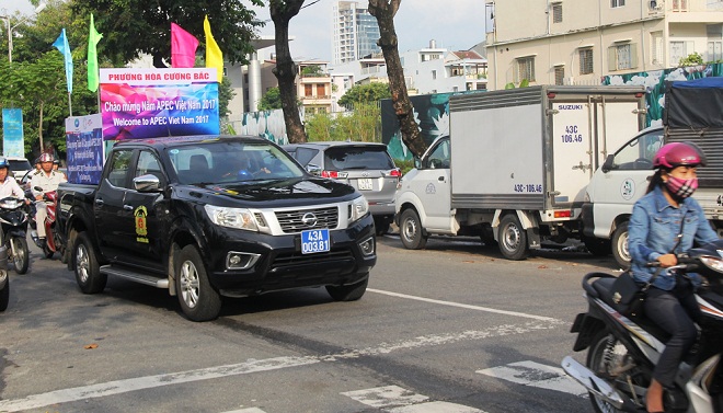 Đoàn xe trang trí các khẩu hiệu tham gia diễu hành qua các tuyến phố chính trên địa bàn quận Hải Châu tuyên truyền các nội dung đảm bảo An ninh trật tự, vệ sinh môi trường nhằm phục vụ Tuần lễ Cấp cao APEC 2017.