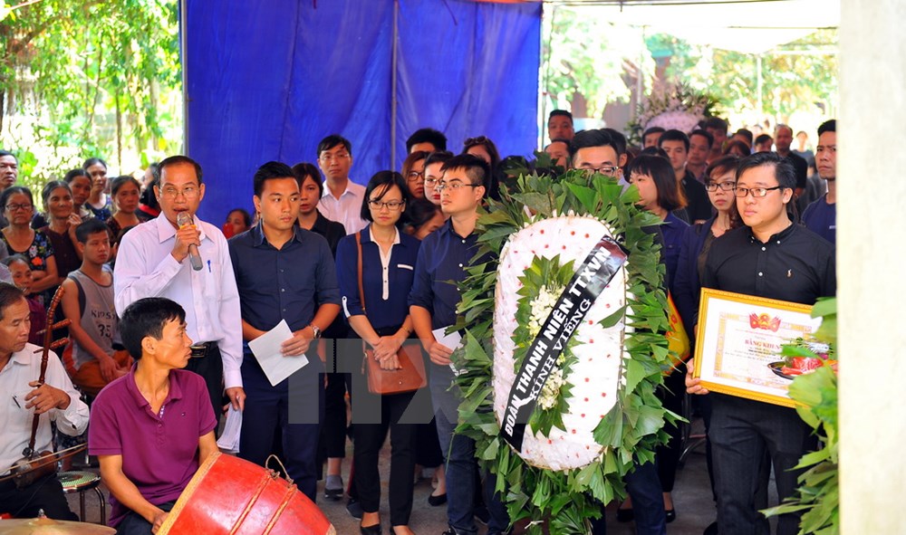 Các cán bộ, phóng viên, biên tập viên, nhân viên Thông tấn xã Việt Nam tới chia buồn cùng gia đình. (Ảnh: Minh Đức/TTXVN)