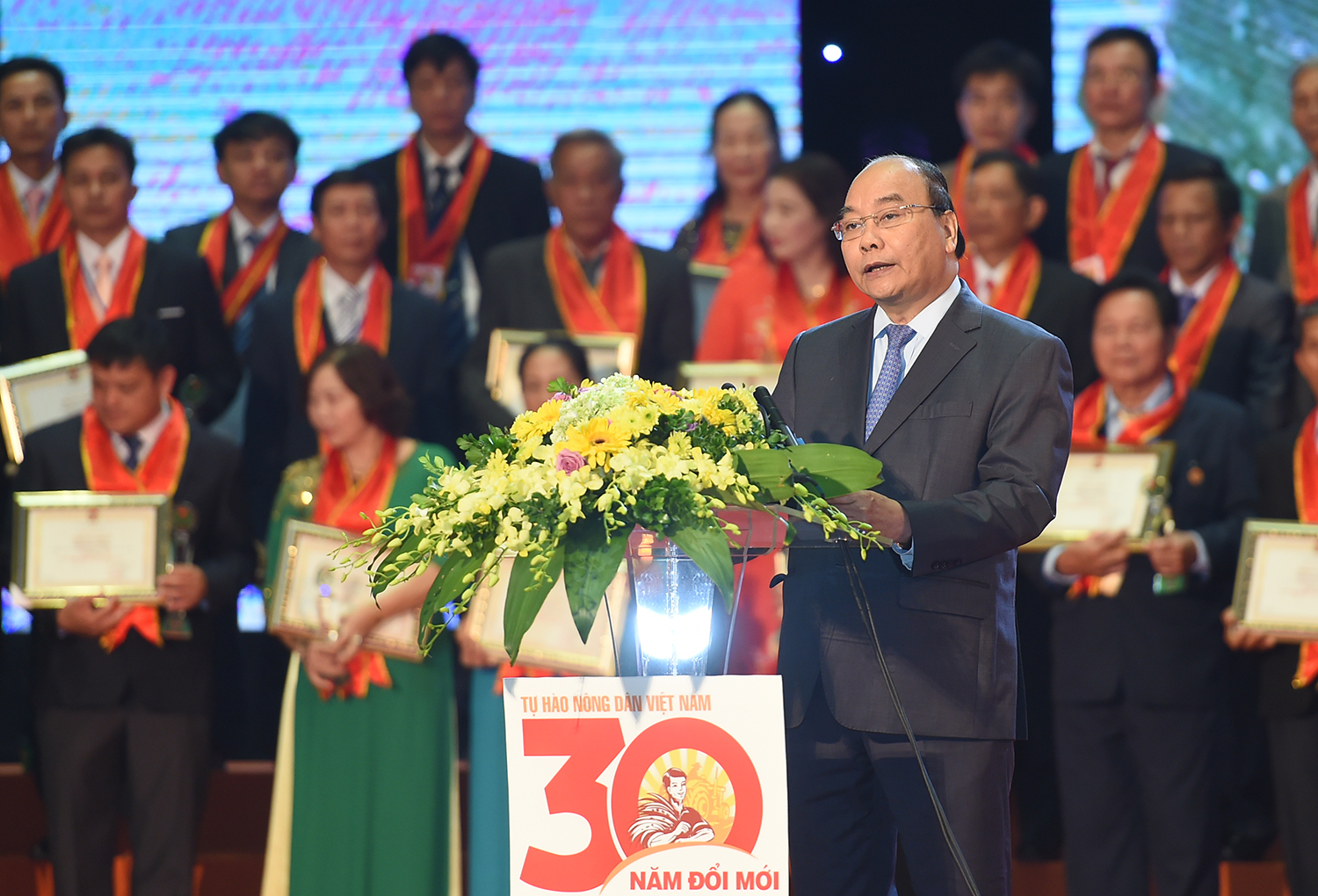 Thủ tướng phát biểu tại Chương trình Tự hào nông dân Việt Nam 30 năm Đổi mới.
