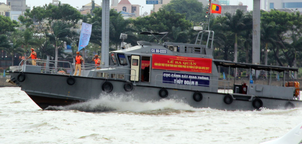 Tàu cao tốc của lực lượng CSGT đường thủy tham gia lễ ra quân và thực hiện công tác tuần tra, kiểm soát trên sông.