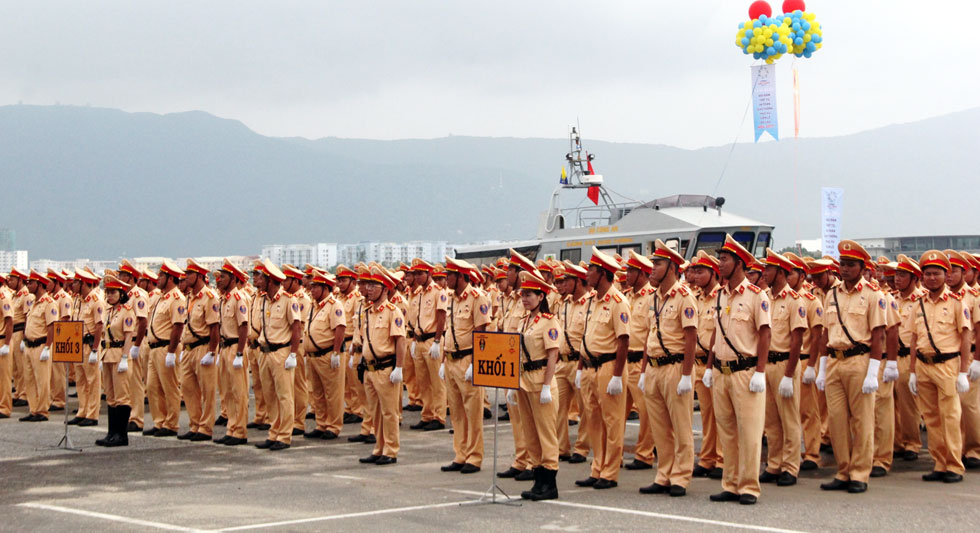 Hơn 800 cán bộ, chiến sĩ CSGT trong toàn quốc được trưng dụng về Đà Nẵng nhằm phục vụ cho Tuần lễ Cấp cao APEC 2017.