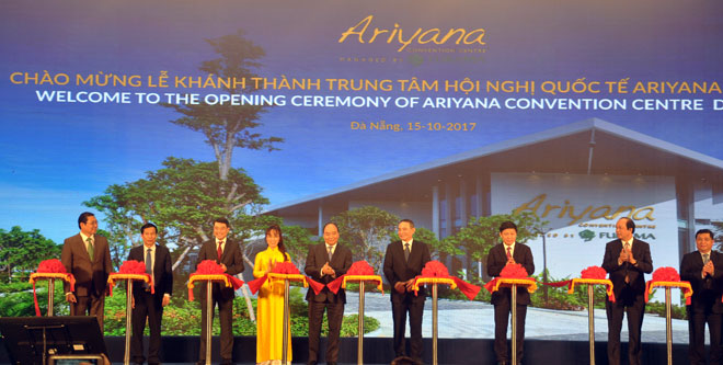 Thủ tướng Nguyễn Xuân Phúc cắt băng khánh thành Trung tâm hội nghị quốc tế Ariyana