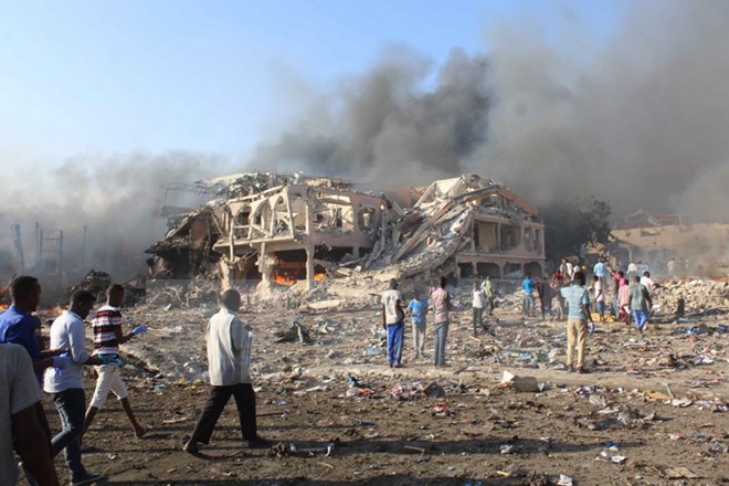 Hiện trường vụ đánh bom gần khách sạn Safari ở Mogadishu, Somalia ngày 14/10. (Nguồn: THX/TTXVN)