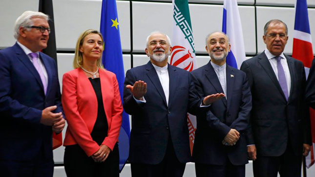 Các nhà ngoại giao tham gia đàm phán thỏa thuận hạt nhân giữa Iran và nhóm P5+1. 	                               Ảnh: Reuters
