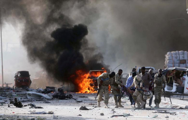Các binh sĩ Somalia nỗ lực đưa những người bị thương trong vụ đánh bom đến nơi an toàn.