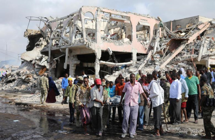 Người dân Somalia cũng tham gia hỗ trợ đưa các nạn nhân vụ đánh bom ra khỏi khu vực nguy hiểm.