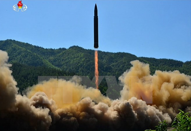 Tên lửa đạn đạo liên lục địa Hwasong-14 của Triều Tiên được phóng tại một địa điểm bí mật ở Triều Tiên. (Nguồn: Yonhap/TTXVN)