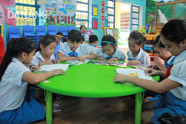 Thư viện trường là điểm đến quen thuộc của  học sinh Trường tiểu học Quang Trung (phường Mân Thái, quận Sơn Trà) trong giờ ra chơi.