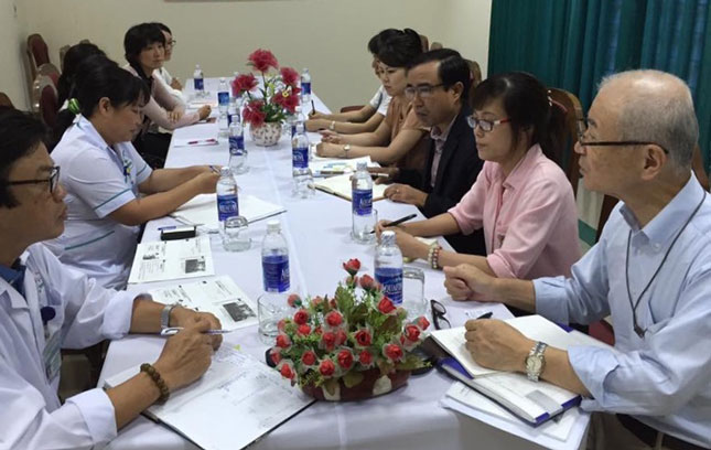 Professor Yoshihide (first right) working with leaders of the Ngu Hanh Son Medical Centre