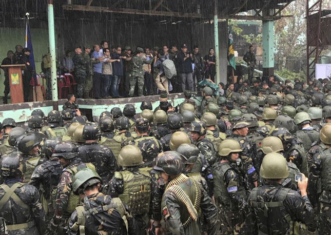 Các quan chức chính phủ Philippines đến thăm binh sĩ tại Marawi ngày 17-10. 	Ảnh: AP 