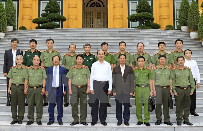 Chủ tịch nước Trần Đại Quang chụp ảnh chung với Tiểu ban An ninh trật tự. (Ảnh: Nhan Sáng/TTXVN)