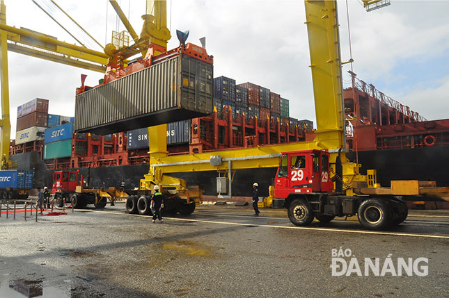 Loading cargo at the Da Nang Port