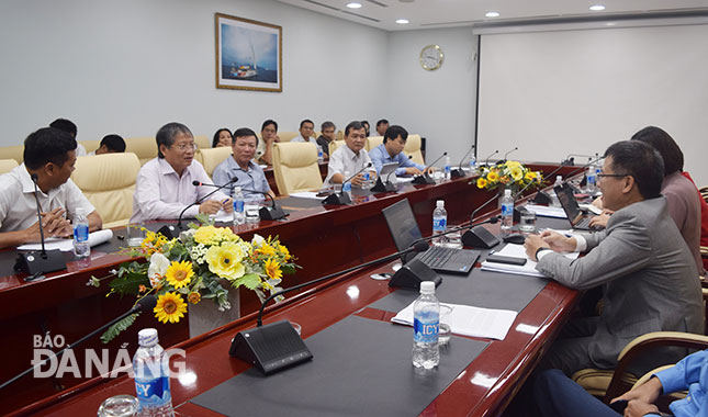Phó Chủ tịch UBND thành phố Nguyễn Ngọc Tuấn (thứ hai, từ trái sang) làm việc với đoàn công tác của Ngân hàng Thế giới. 						         Ảnh: Triệu Tùng