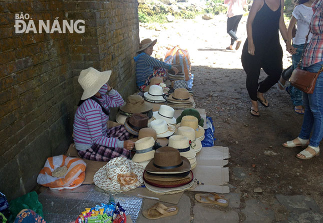 Mũ nón, kẹo được bày bán dọc lối vào cửa thành Hải Vân quan.
