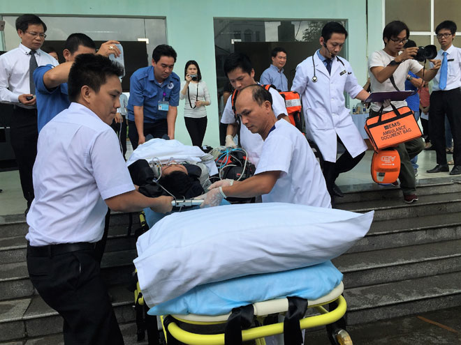 Bệnh nhân sau đó được vận chuyển ra xe cấp cứu để đưa đến bệnh viện.