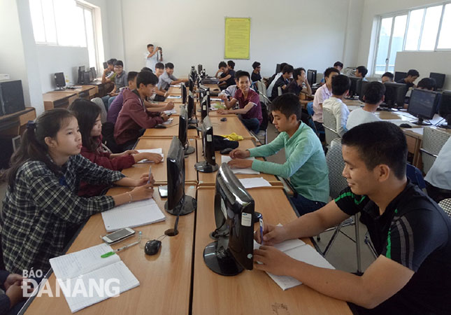 Sự chậm chân của dự án Làng đại học Đà Nẵng dễ khiến giáo dục đại học công lập ở Đà Nẵng không bảo đảm điều kiện, thiếu sức hấp dẫn so với đại học ngoài công lập.