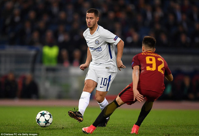 Hazard (trái) thi đấu mờ nhạt trước Roma