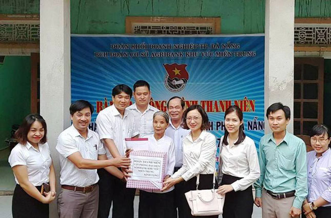 Đoàn khối Doanh nghiệp thành phố, Đoàn cơ sở Agribank khu vực miền Trung hỗ trợ kinh phí sửa chữa nhà cho gia đình ông Phạm Văn Hường.