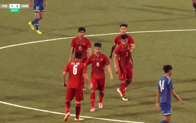 Niềm vui của các cầu thủ U19 Việt Nam (áo đỏ) sau khi đánh bại U19 Đài Bắc Trung Hoa (áo xanh) để giành vé vào vòng chung kết giải Bóng đá U19 châu Á 2018.	 		(Ảnh chụp qua màn hình)