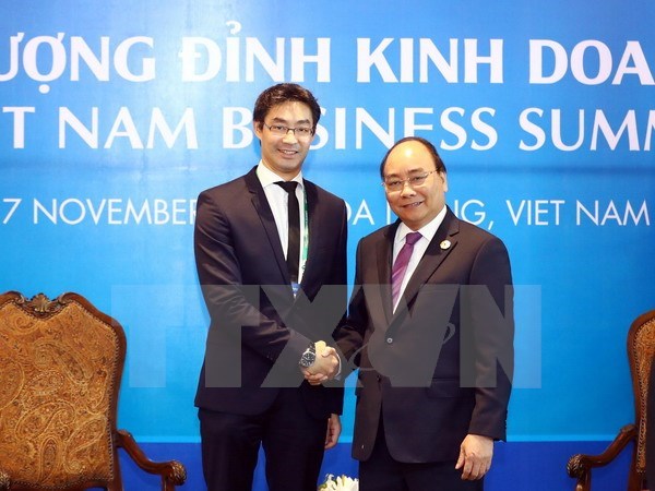 Prime Minister Nguyen Xuan Phuc (R) receives World Economic Forum (WEF) Managing Director Philipp Rosler (Photo: VNA)