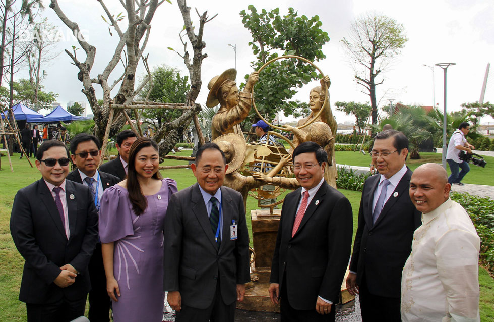 Phó Thủ tướng, Bộ trưởng Ngoại giao Phạm Bình Minh, Chủ tịch UBND thành phố Huỳnh Đức Thơ và các đại biểu chụp hình tại bức tượng của nước Phillipines. Ảnh: QUỐC KHẢI  