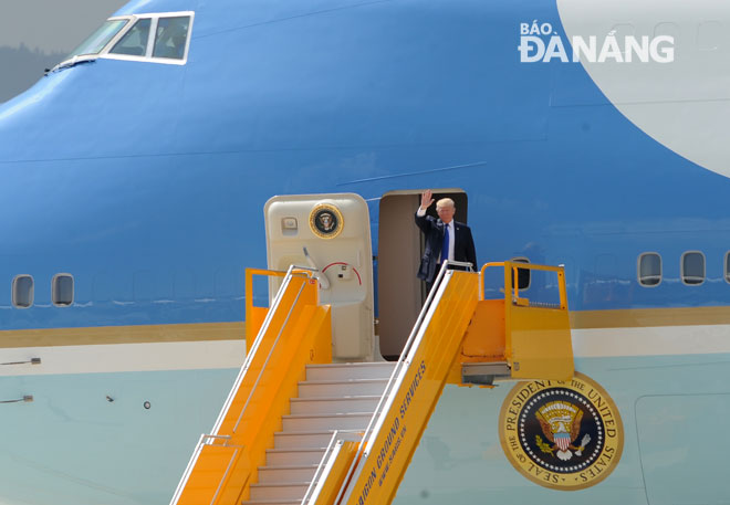 President Trump waving whilst getting off Air Force One aircraft